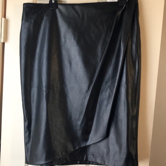 Leather look w/lining zip up skirt - Picture 1 of 3